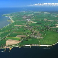 Ontdek het verborgen eiland Wieringen!! Een prachtig eiland met een glooiend landschap. Het voormalige eiland Wieringen kent vier dorpen: Hippolytushoef, de havenplaats Den Oever, Oosterland en Westerland. Den Oever is gelegen aan de kop van de Afsluitdijk,