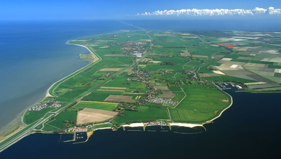 Ontdek het verborgen eiland Wieringen!! Een prachtig eiland met een glooiend landschap. Het voormalige eiland Wieringen kent vier dorpen: Hippolytushoef, de havenplaats Den Oever, Oosterland en Westerland. Den Oever is gelegen aan de kop van de Afsluitdijk,